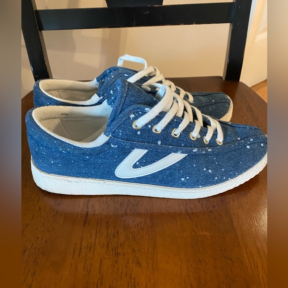 Tretorn Nylite Plus Sneakers in Paint-Splattered Denim. - Picture 2 of 6